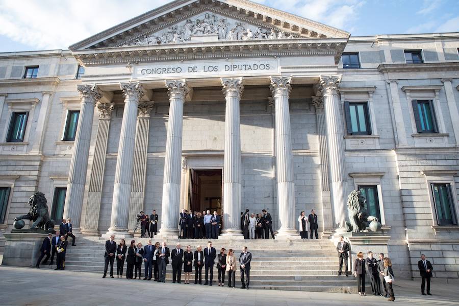 El Congreso de los Diputados ha acogido la capilla ardiente para despedir al exvicepresidente del Gobierno, Alfredo Pérez Rubalcaba. Han acompañado a su viuda, Pilar Goya, los Reyes de España. el presidente del Gobierno, Pedro Sánchez, la presidenta del Congreso, Ana Pastor, y destacados dirigentes socialistas, entre otros.