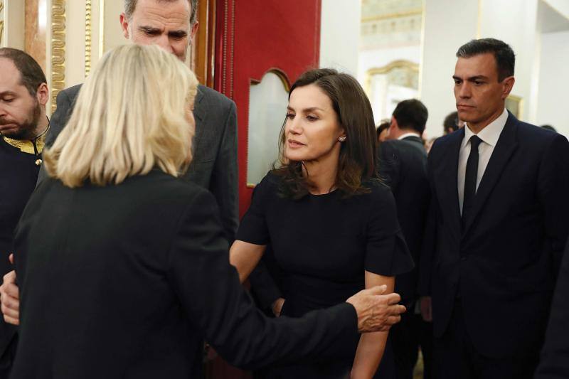 El Congreso de los Diputados ha acogido la capilla ardiente para despedir al exvicepresidente del Gobierno, Alfredo Pérez Rubalcaba. Han acompañado a su viuda, Pilar Goya, los Reyes de España. el presidente del Gobierno, Pedro Sánchez, la presidenta del Congreso, Ana Pastor, y destacados dirigentes socialistas, entre otros.