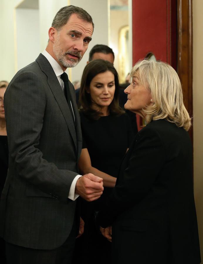 Los Reyes de España junto a la viuda, Pilar Goya.