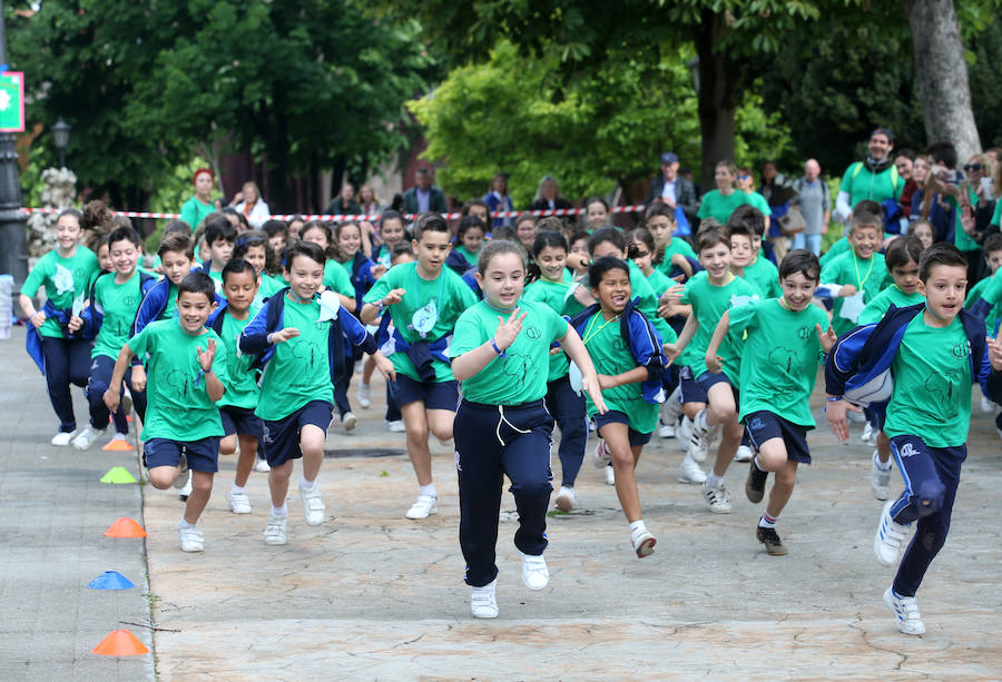 Decenas de niños del colegio de La Milagrosa participaron en una prueba deportiva en el centro de Oviedo 