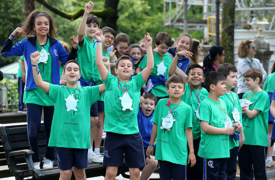 Decenas de niños del colegio de La Milagrosa participaron en una prueba deportiva en el centro de Oviedo 