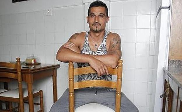 Gonzalo Montoya, en su casa en Oviedo. 