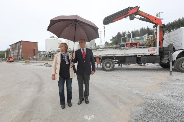 La alcaldesa, Mariví Monteserín, y el director general de Infraestructuras, José María Pertierra, en la zona donde la nueva carretera enlazará con el PEPA. 