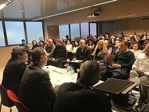 José Vijande, Alberto González e Ignacio García se dirigen a los empresarios. 