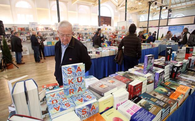 Los primeros visitantes de la nueva edición de LibrOviedo.