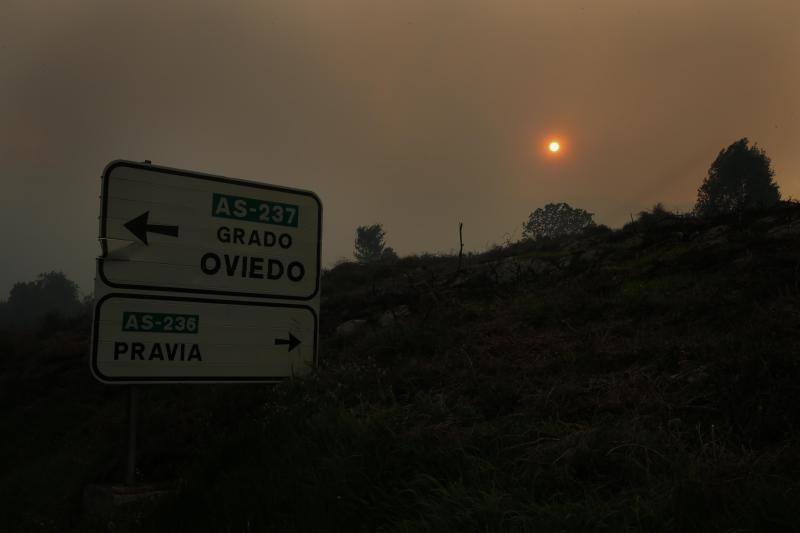 El incendio que afectó a los concejos de Candamo, Grado y Salas provocó una densa nube de humo que cubrió gran parte del centro de Asturias.