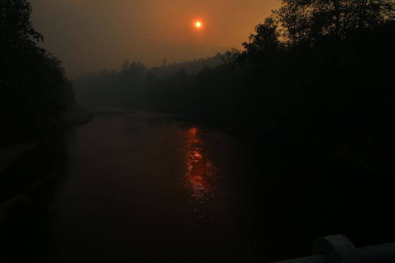 El incendio que afectó a los concejos de Candamo, Grado y Salas provocó una densa nube de humo que cubrió gran parte del centro de Asturias.