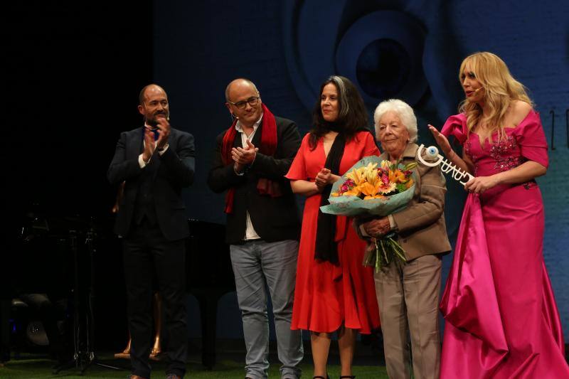 La cuarta edición de los Premios GAVA, que tuvieron lugar en el Palacio Valdés de Avilés, encumbraron a 'Enterrados' y rindieron un especial homenaje a Menchu Álvarez del Valle.