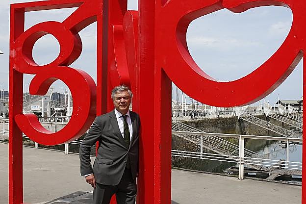 El candidato de Vox a la Alcaldía de Gijón, en los Jardines de la Reina. 