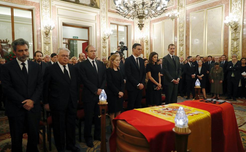 Los Reyes acudieron a la capilla ardiente de Alfredo Pérez Rubalcaba en el Congreso de Diputados.