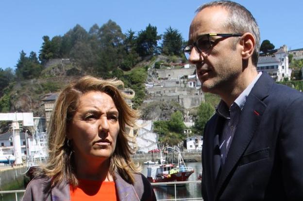 Teresa Mallada y Carlos López, en Luarca. 