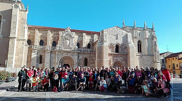Los expedicionarios frente a la basílica de San Isidoro de León. :: E. C.