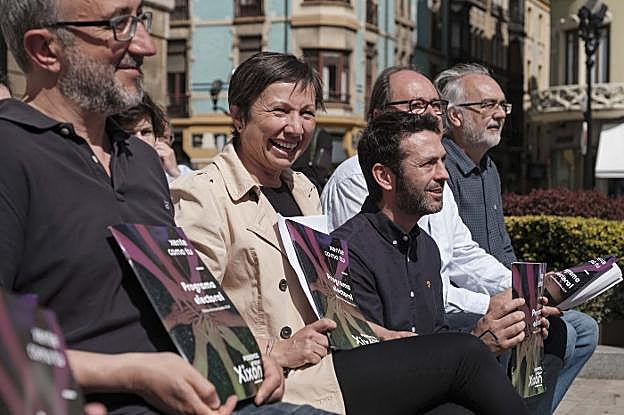 Carlos Rodríguez, Yolanda Huergo, Juan Chaves, Mario Suárez y Eduardo Campomanes, con el programa. 