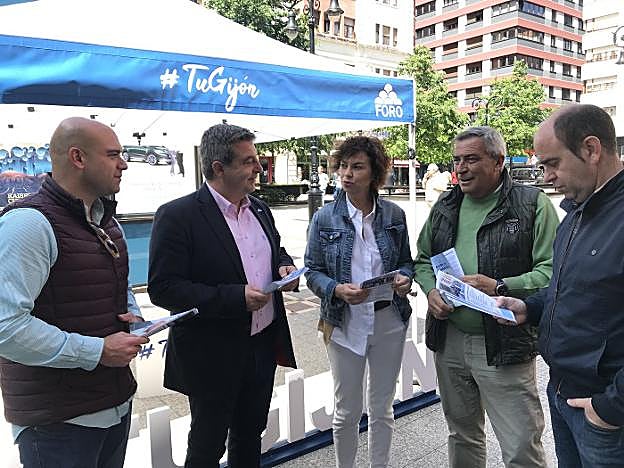Jesús Martínez Salvador, Esteban Aparicio, Montserrat López, Álvaro Muñiz y David Argüelles, en el paseo de Begoña. 
