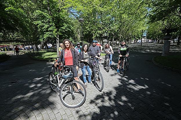 Tania González pedaleó ayer por Avilés. 