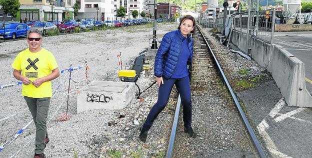 Carmen Moriyón cruza la vía de Feve cerca de la estación soterrada de La Felguera. 