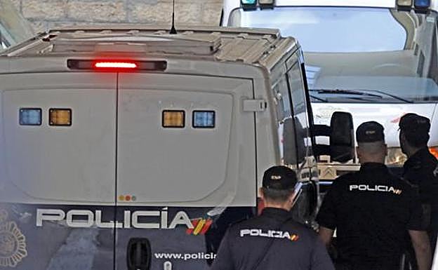 Imagen de archivo de unos agentes de la Policía Nacional en Benidorm