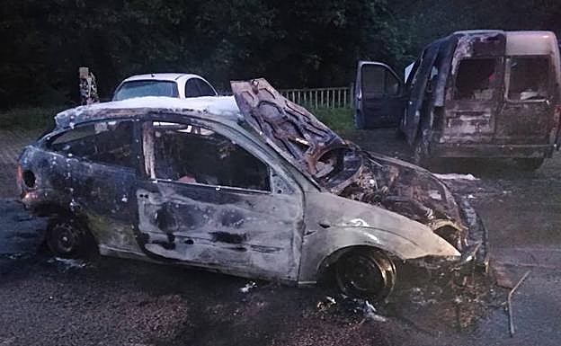 Vehículo calcinado en Proaza.