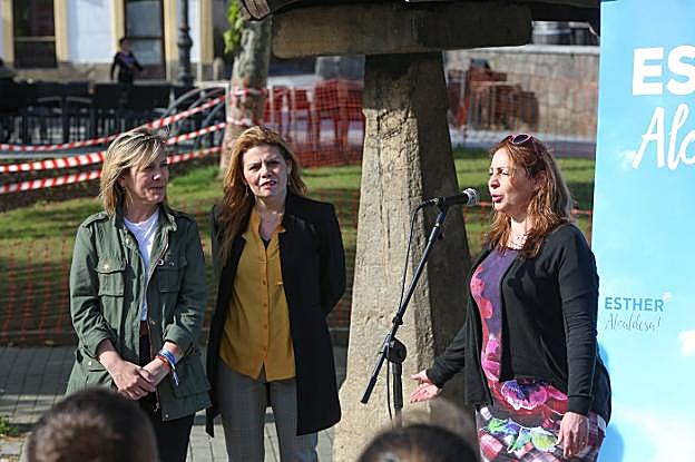 Esther Llamazares (izquierda) sigue el acto. 