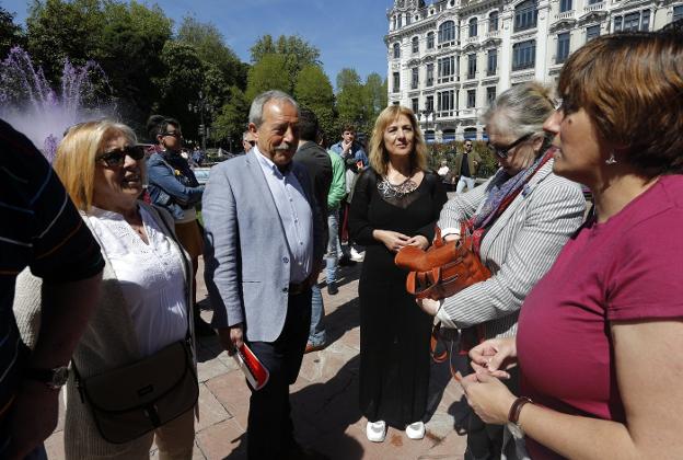 Wenceslao López junto a Marisa Ponga y Ana Rivas. 