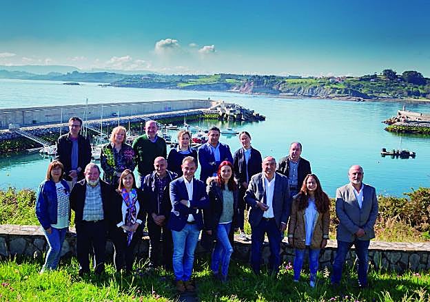Los integrantes de la candidatura socialista eligieron la bahía de Luanco como fondo para su foto. 