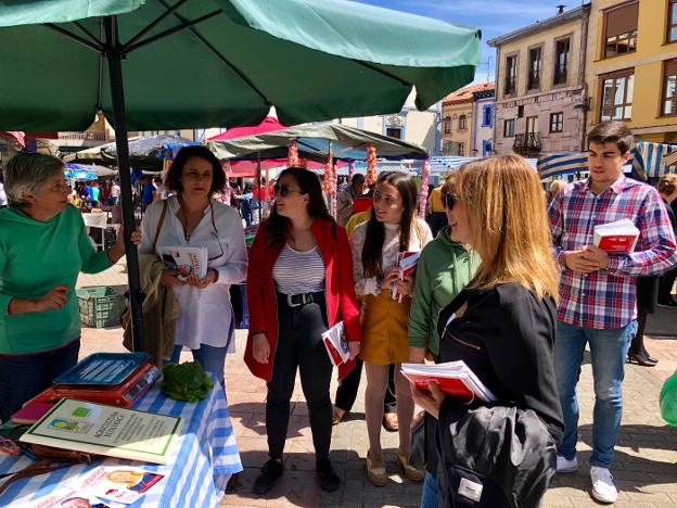 Ángela Vallina, a la derecha, en Grado. 