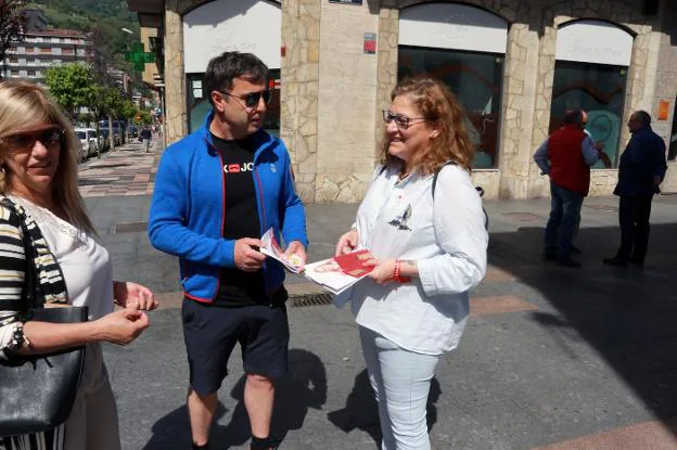 Gloria Muñoz repartió ayer propaganda electoral. 