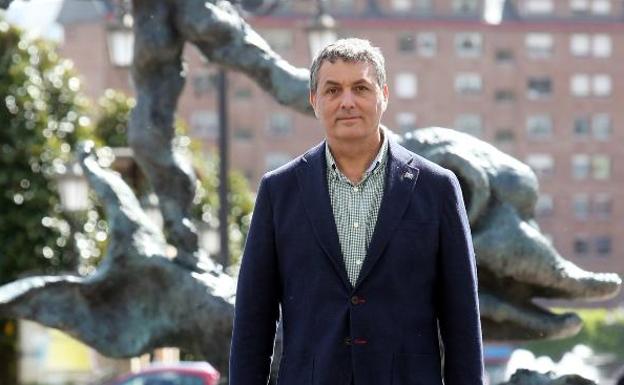 Fernando Tejada, candidato de Foro Asturias a la Alcaldía, en la losa. 