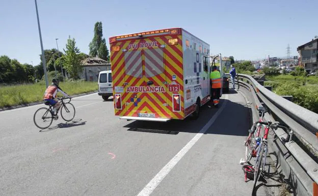 Atropellan a un ciclista a la altura de la rotonda de Cerdeño, Oviedo