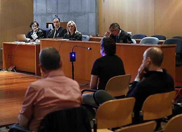 El fiscal y los abogados durante los interrogatorios de ayer. 