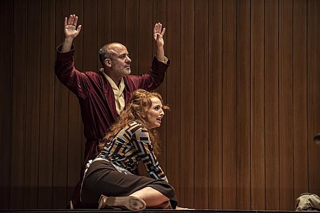 Javier Gutiérrez y Cristina Castaño, en la función teatral. 