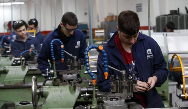 Alumnos de un taller de metal, electricidad y electrónica en Oviedo. 