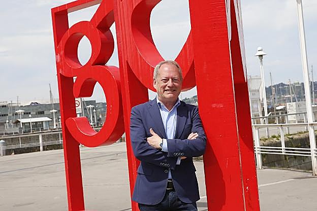 Aurelio Martín, junto a las 'letrona' de los Jardines de la Reina.