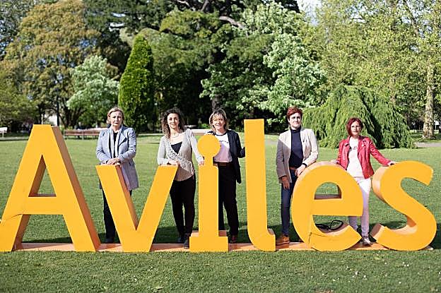 Mariví Monteserín (PSOE), Tania González (Cambia Avilés), Esther Llamazares (PP), Carmen Soberón (Ciudadanos) y Covadonga Barroso (Ganemos) son las candidatas de los partidos con representación actualmente en el Ayuntamiento de Avilés. 
