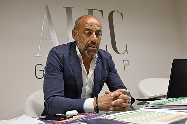 El hostelero Alejandro López en su despacho.