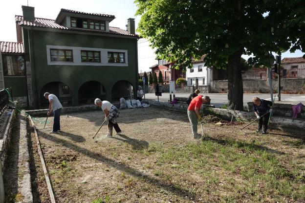 Los vecinos trabajando en la Bolera. 