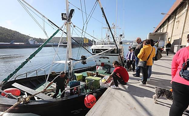 La tripulación carga el 'Berriz Amatxo' esta mañana en el puerto pesquero avilesino. 
