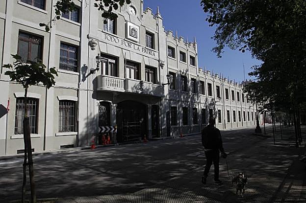 La fachada, como nueva, del edifico de oficinas de la fábrica de armas de Trubia tras las obras de mejora. 