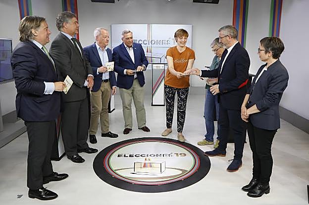 Mónica Yugueros, de Canal 10, en el sorteo de ubicaciones con los candidatos. 