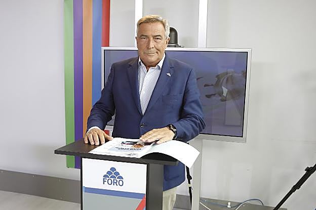 El candidato de Foro, Álvaro Muñiz, en su atril antes de empezar el debate. 