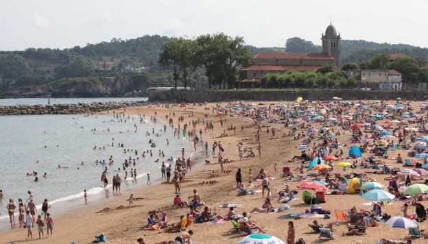 La playa de Santa María de Luanco es una de las que más usuarios recibe durante el verano. 