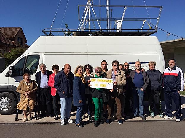 Protesta vecinal ante la estación móvil del Principado en Jove. 