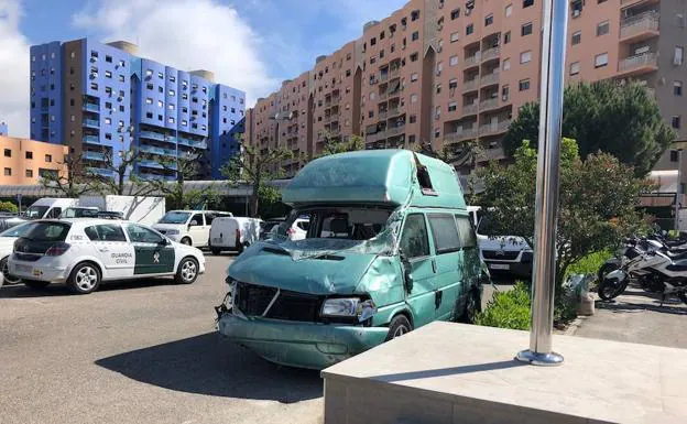 Estado en el que quedó la furgoneta accidentada donde viajaban los tres heridos y el millón de euros