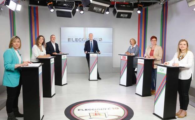 Esther Llamazarez (PP), TAnia González (Cambia Avilés),Alfonso Araujo (UCIN), el moderador, Juan Neira, Mariví Monteserín (PSOE), Carmen Soberón,(Ciudadanos) y Arancha Martínez Riola (Vox), en los estudios de CANAL10. 