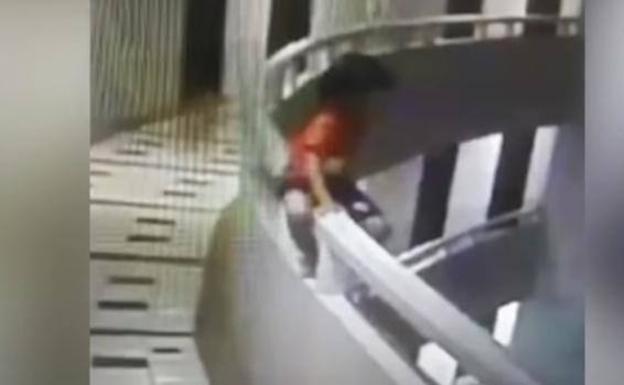 Una niña de cinco años sobrevive tras caer desde el piso 11 de un hotel
