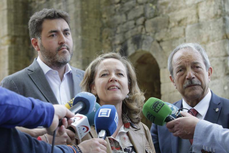 La ministra de Economía acudió a Gijón y Oviedo, donde prometió acciones para garantizar una transición energética justa, aunque evitó hablar sobre la fusión entre Liberbank y Unicaja.