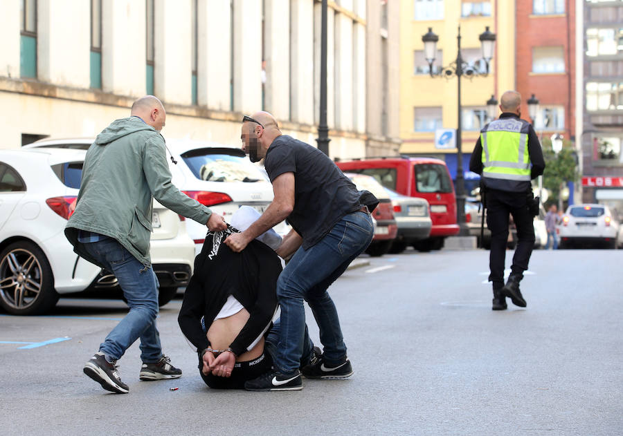 La Policía Nacional detiene a dos individuos, uno con una orden de busca y captura, tras huir de los agentes cuando iban a ser identificados en la calle Uría