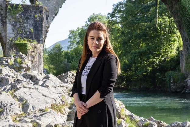 Vanesa González, junto al Puente Romano.