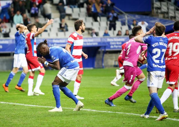 Ibra y Viti se lamentan de una ocasión de peligro desperdiciada en el último encuentro disputado en el Carlos Tartiere.