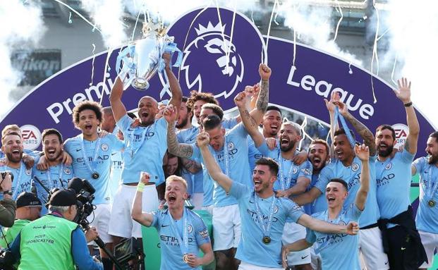 Los futbolistas del Manchester City, celebrando la consecución del título de la Premier. 